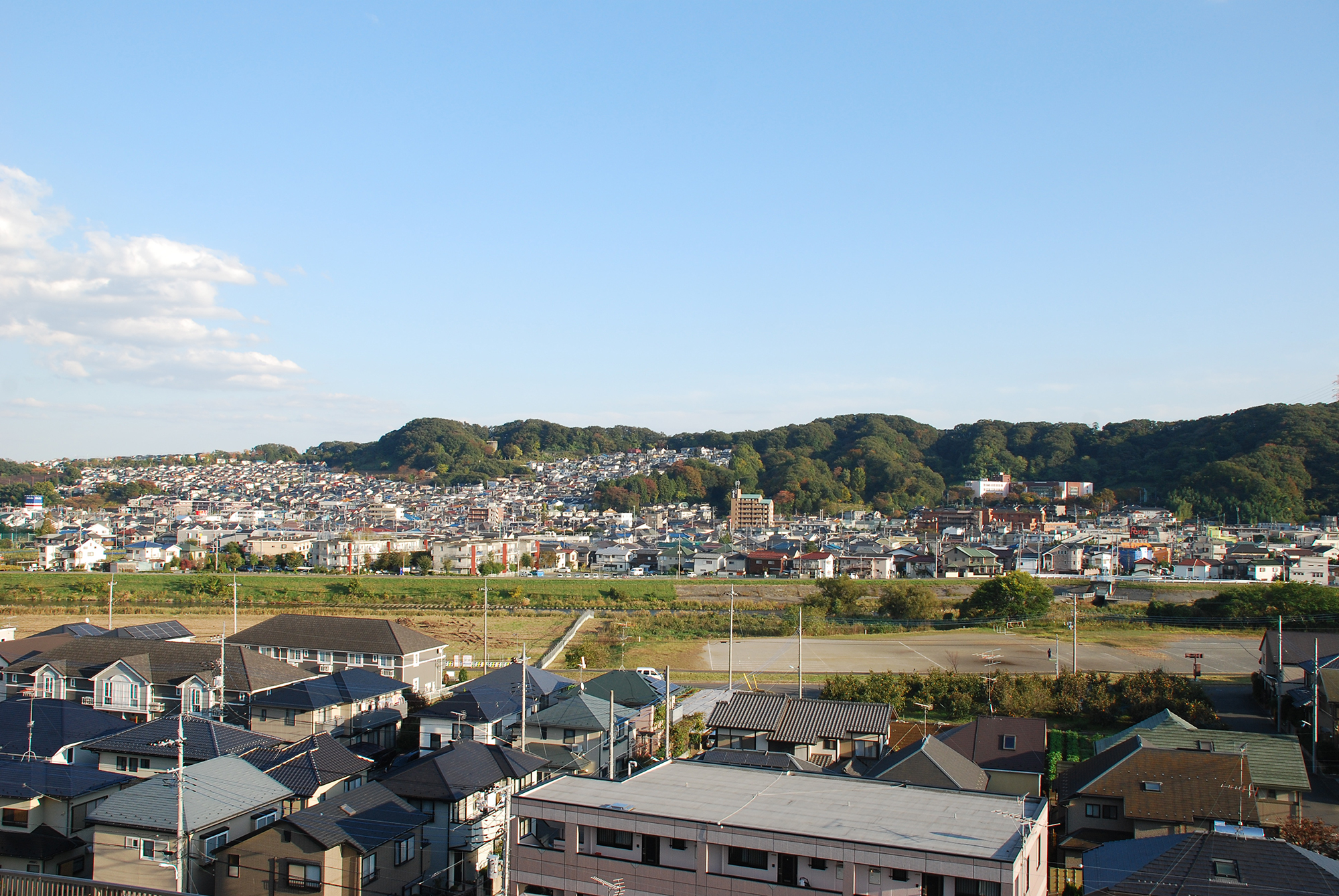 施設からの眺望。周辺の街並みと河川、山々を見渡せる景観